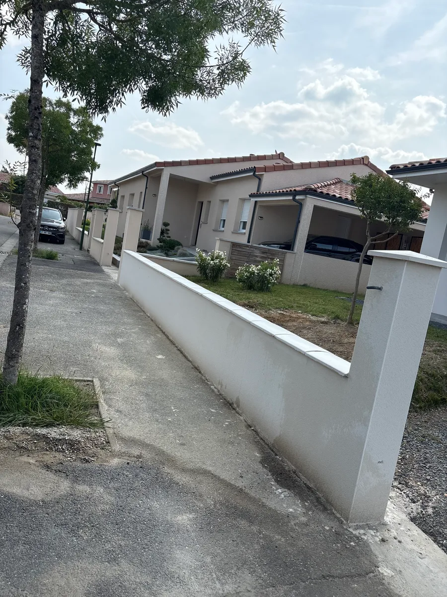 Maison et aménagement extérieur réalisés par ENT. Cartallier : mur en maçonnerie, chemin pavé et plantations