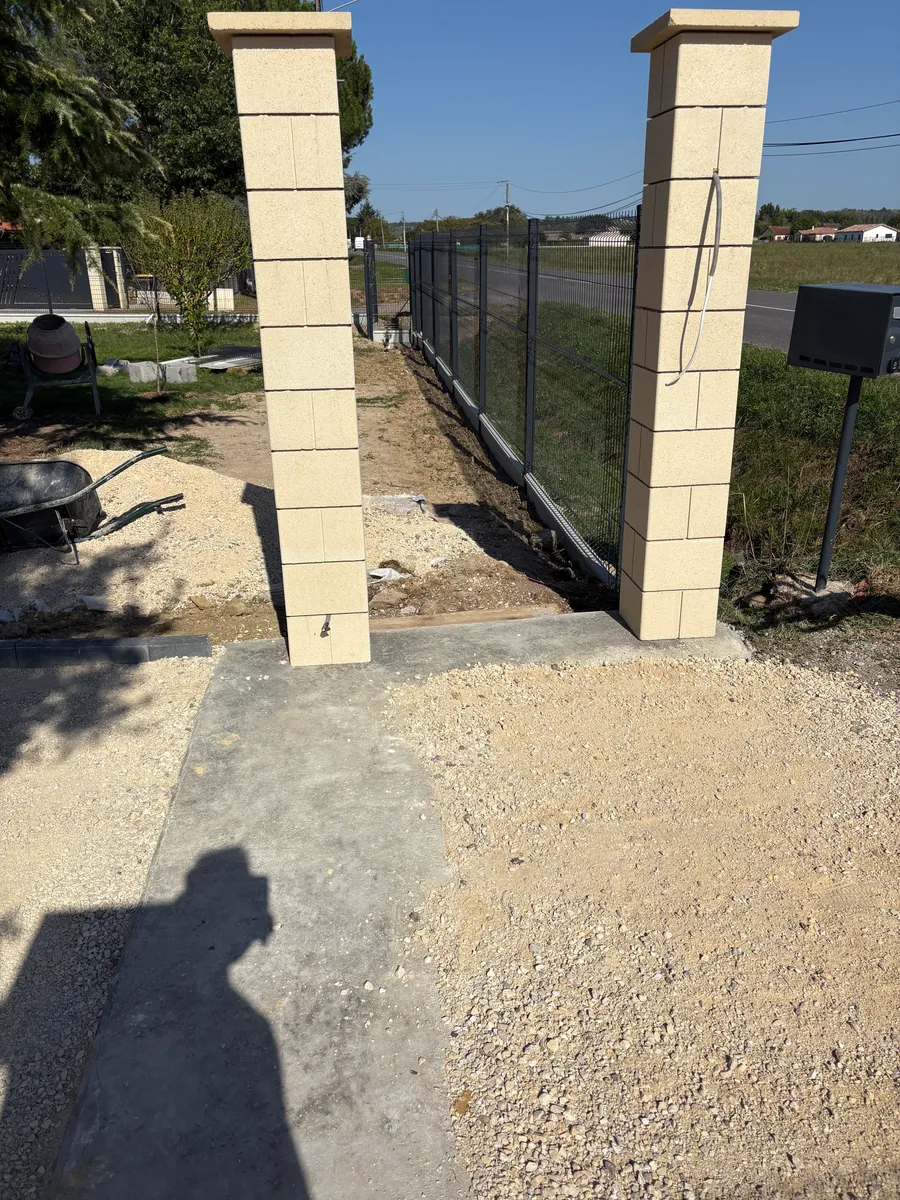 Piliers en briques posés sur une zone terrassée