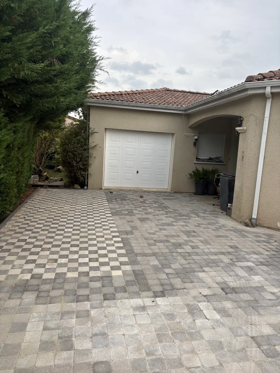Allée de pavés en damier terminée devant une maison