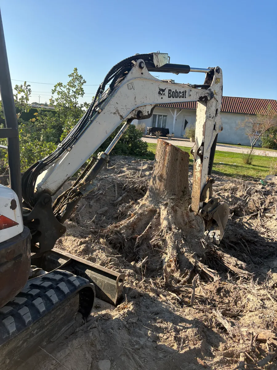 Mini-pelle 2t7 de ENT. Cartallier en action sur un chantier de terrassement